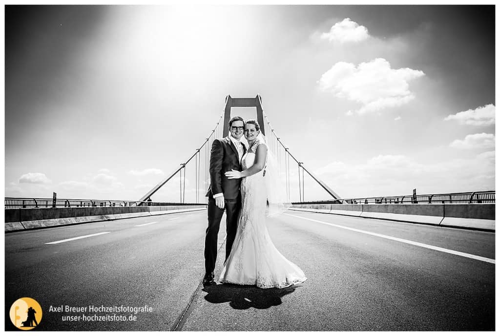 Hochzeitsfotografie Kleve und Emmerich - Paar auf der Emmericher Rheinbrücke