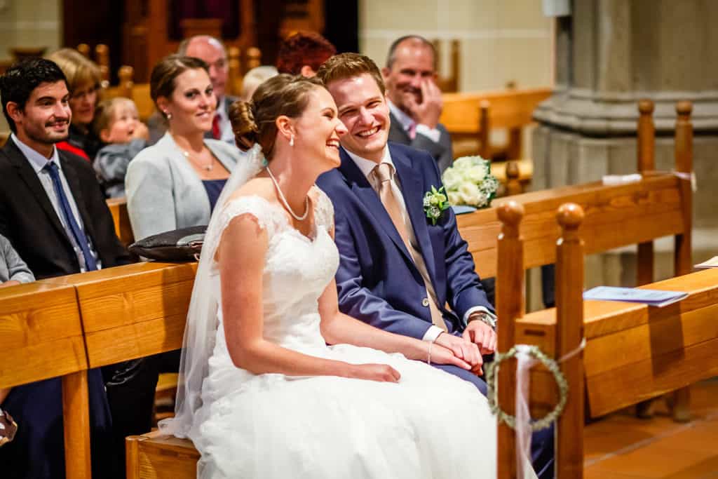 strahlendes Brautpaar in der Kirche