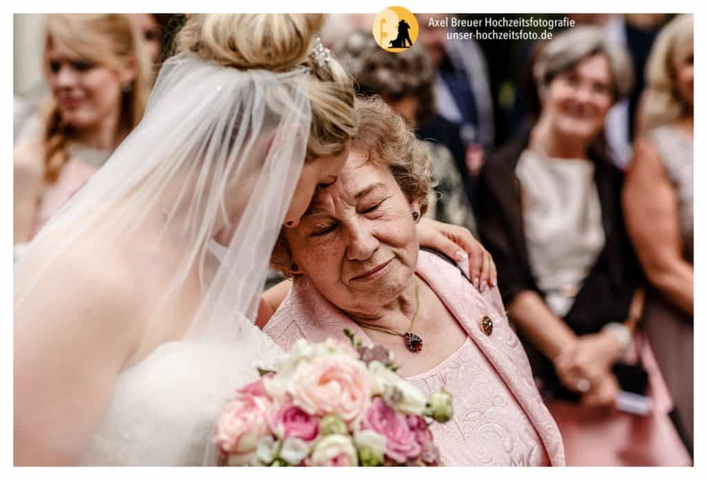 Hochzeitsreportagen: Inniges Verhältnis von Braut zur Oma 